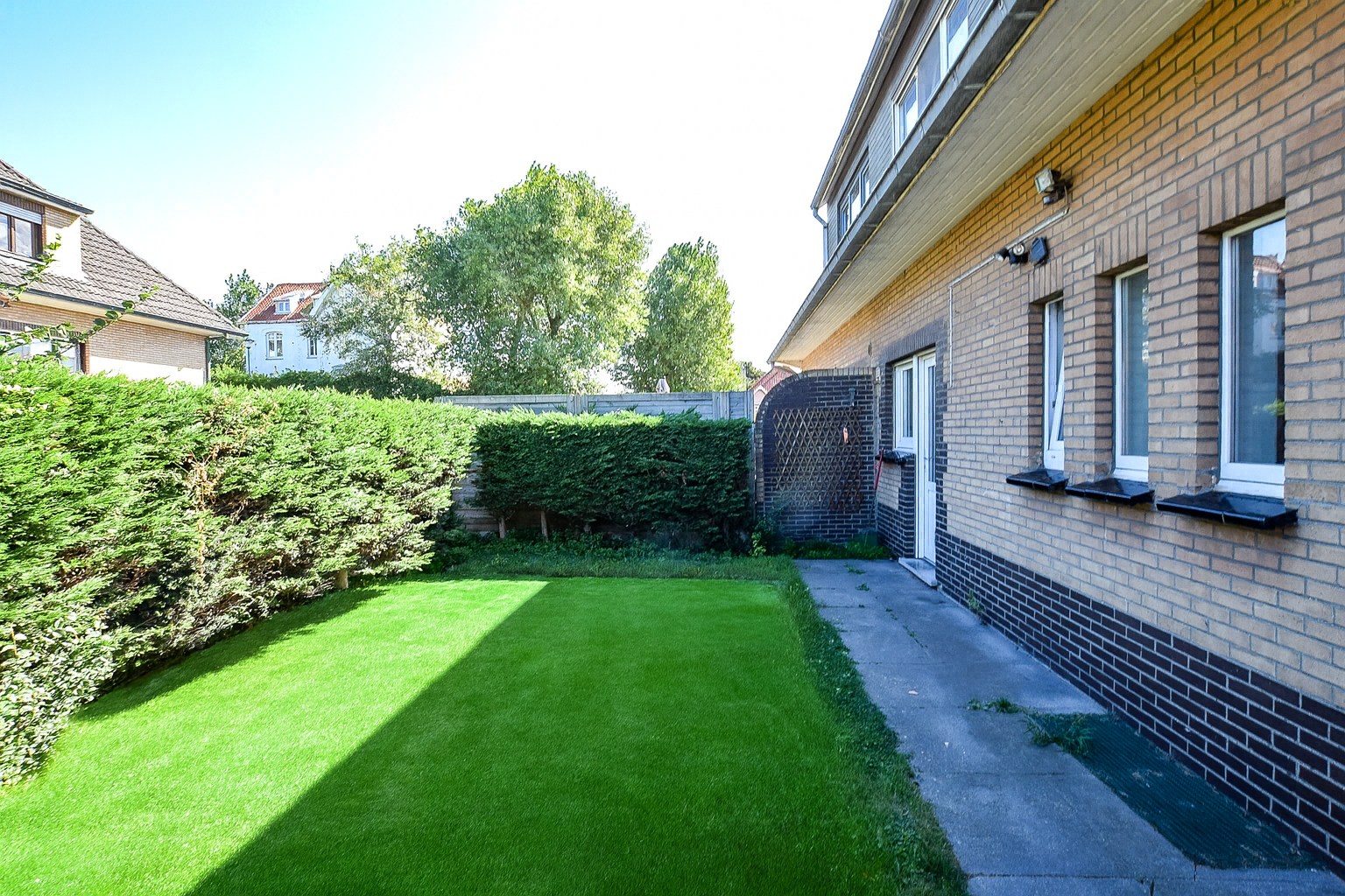 Ruime koppelvilla met 4 slaapkamers en dubbele garage te koksijde-Bad op amper 700m van het strand. 