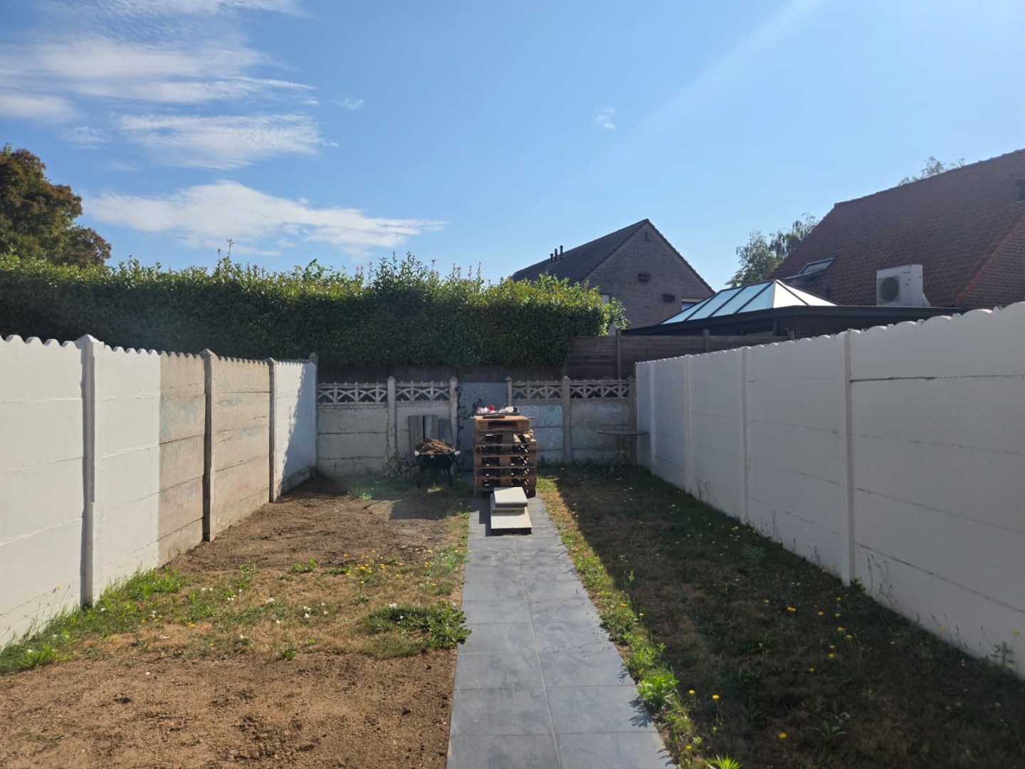 Ruime woning met tuin, drie slaapkamers en garage te Waregem 
