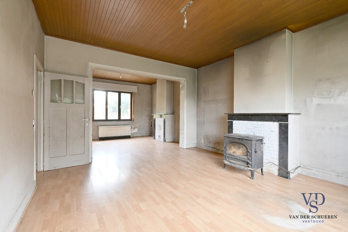 Te renoveren woning op ruim perceel te Kerkgate Mater. 