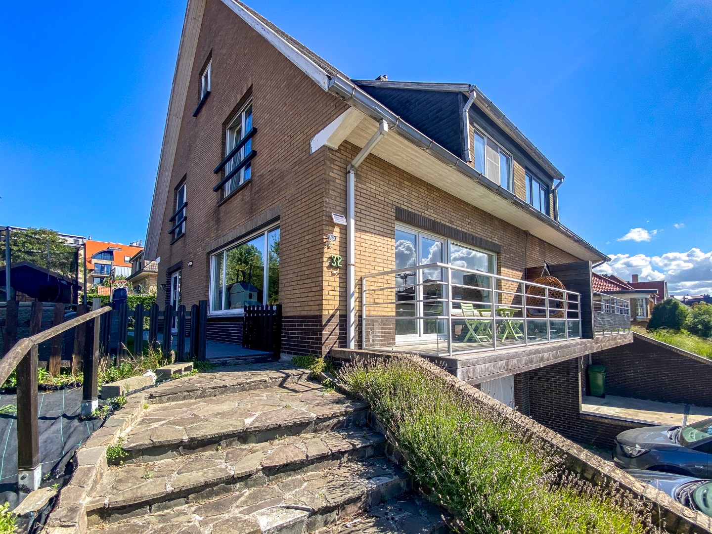 Ruime koppelvilla met 4 slaapkamers en dubbele garage te koksijde-Bad op amper 700m van het strand. 