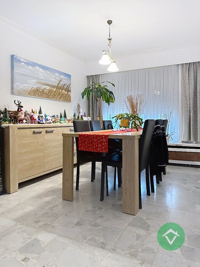 Ruime rijwoning met tuin, garage en 4 slaapkamers in Roeselare 