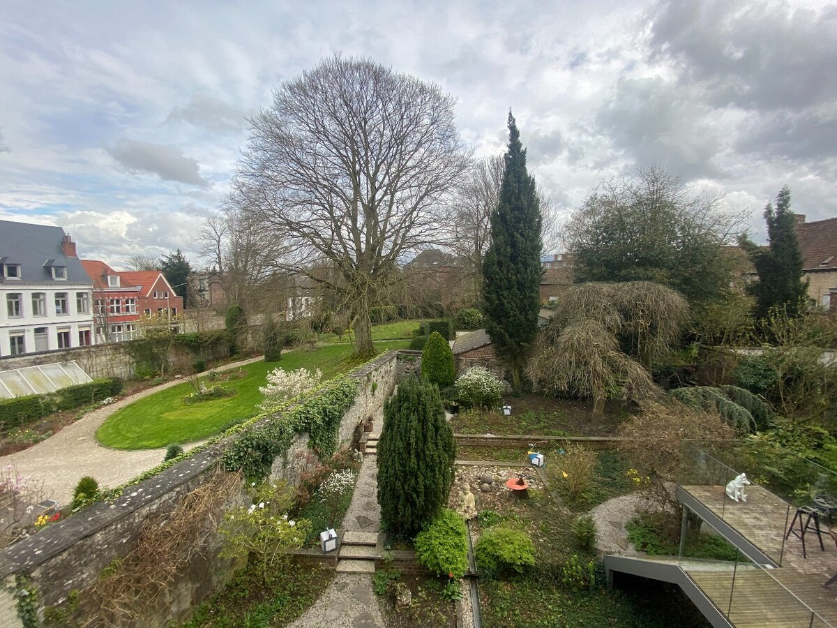 Authentique villa du 20e siècle, rénovée par un architecte de renom, avec 6 chambres et jardin ! 