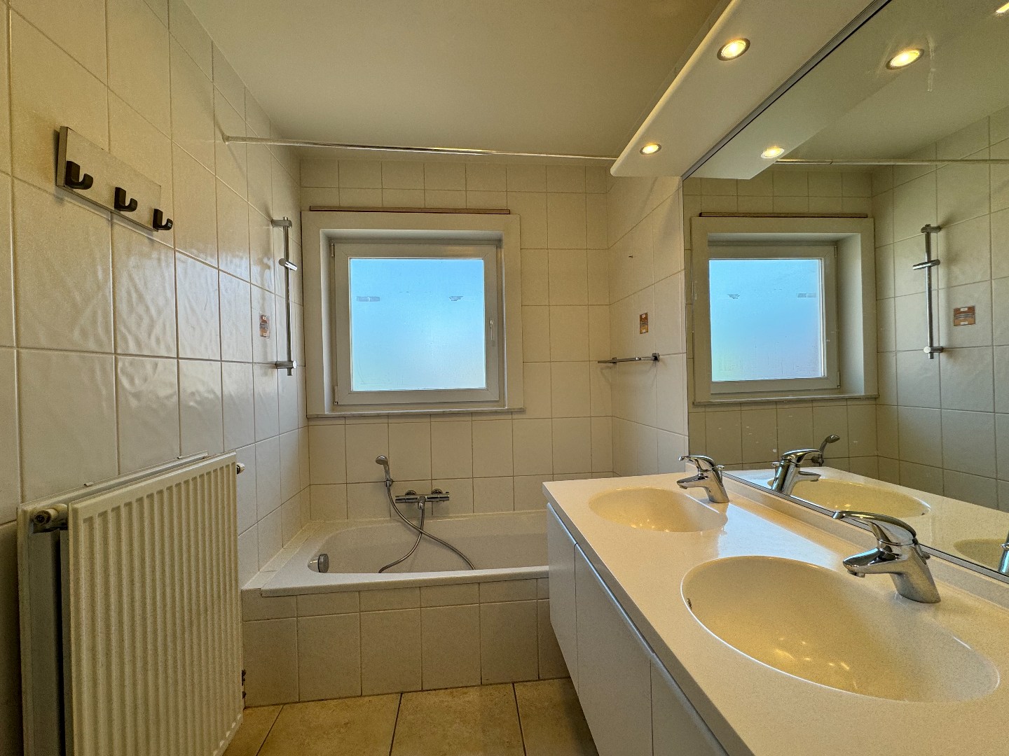 Appartement op de eerste verdieping met terras en garage te Zulte. 