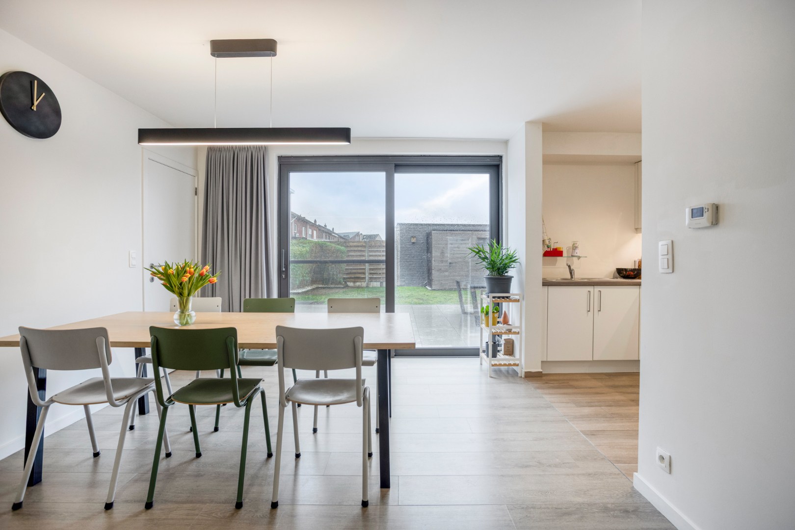 Energiezuinig en instapklaar gelijkvloers appartement met 2 slpk. en ruime tuin in het centrum van Geel 