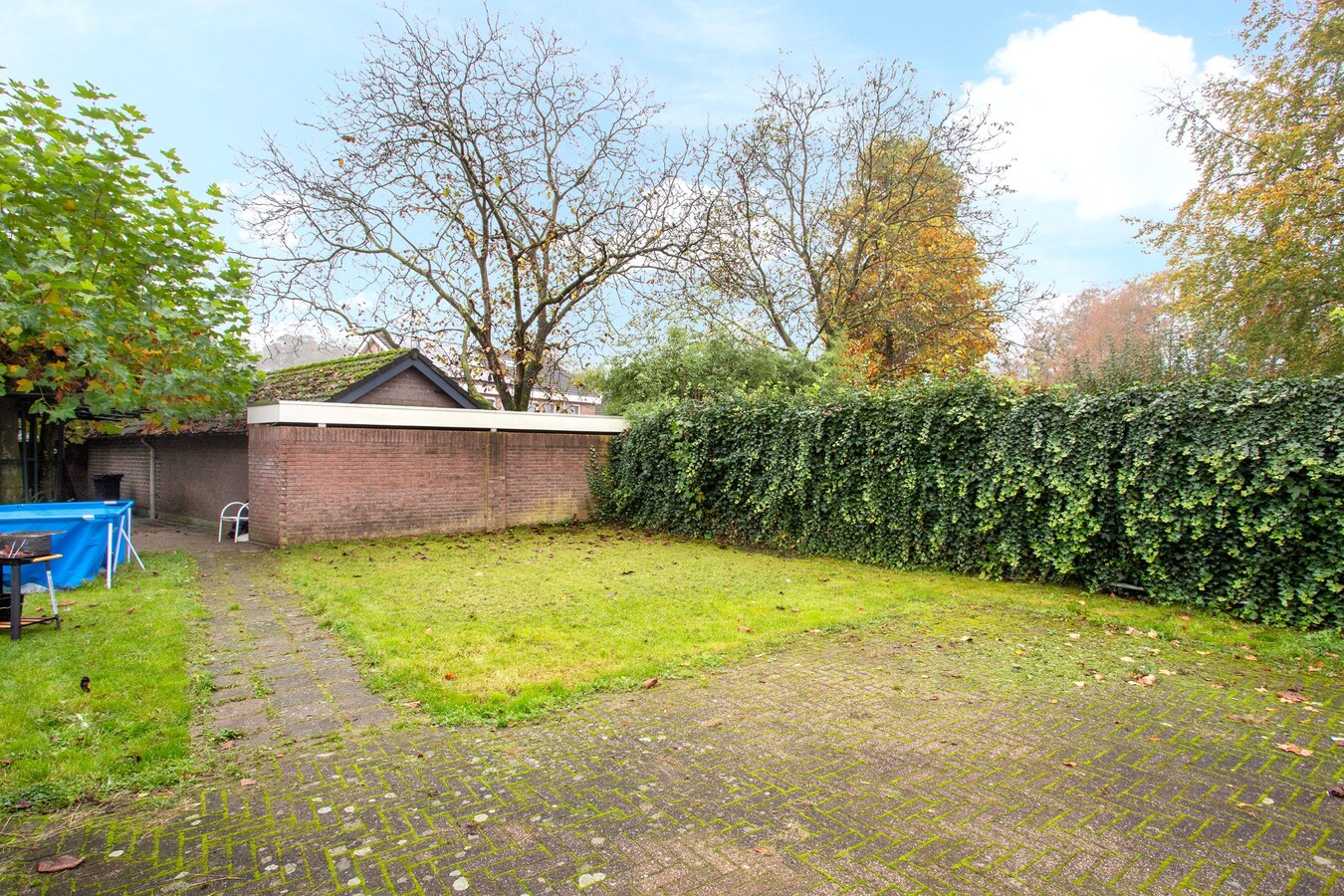 Te renoveren vrijstaande woning met vrijstaand bijgebouw gelegen in het centrum van Netersel. 