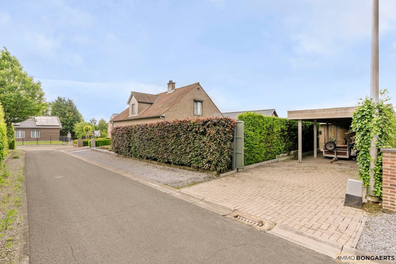 Ruime woning op een zeer rustige locatie met tuin, garage, carport en 3 slaapkamers in Opglabbeek. 