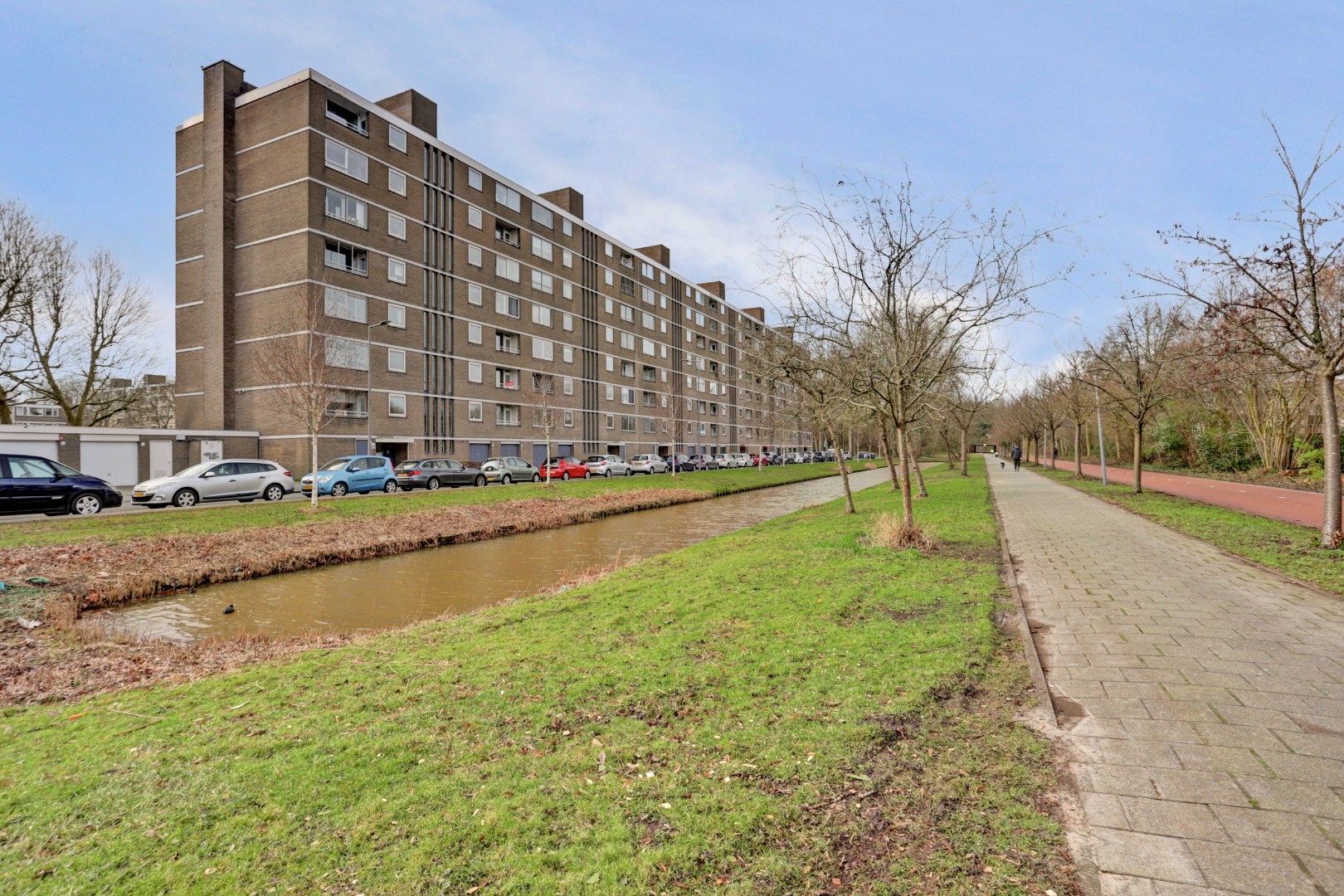 4-kamer appartement op de 6e verdieping met keurige keuken en badkamer, 2 balkons, berging in de onderbouw en gelegen op eigen grond! 