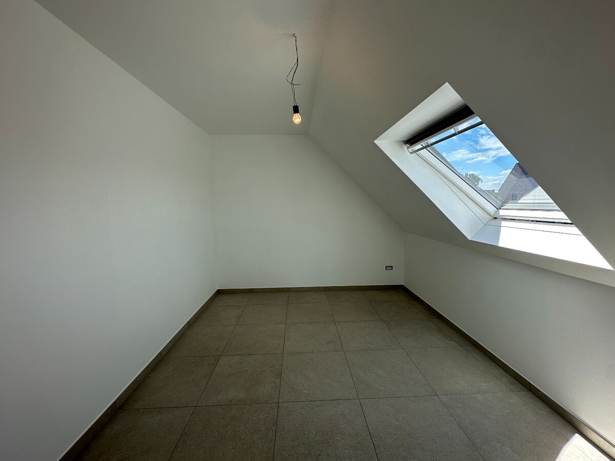 Ruime, halfopen nieuwbouwwoning met 4 slaapkamers 