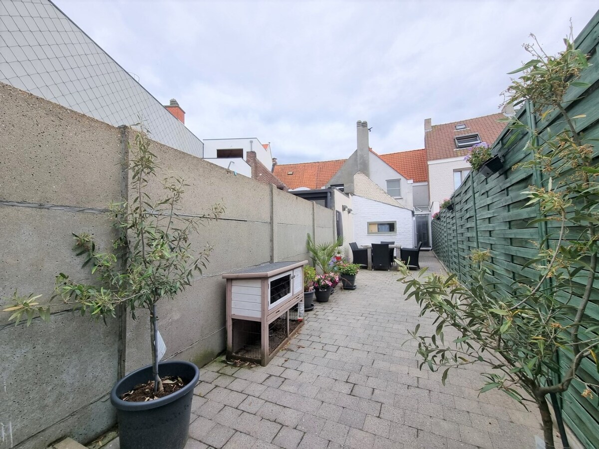 Leuke woning met mooi terras en achteruitgang te Heist 