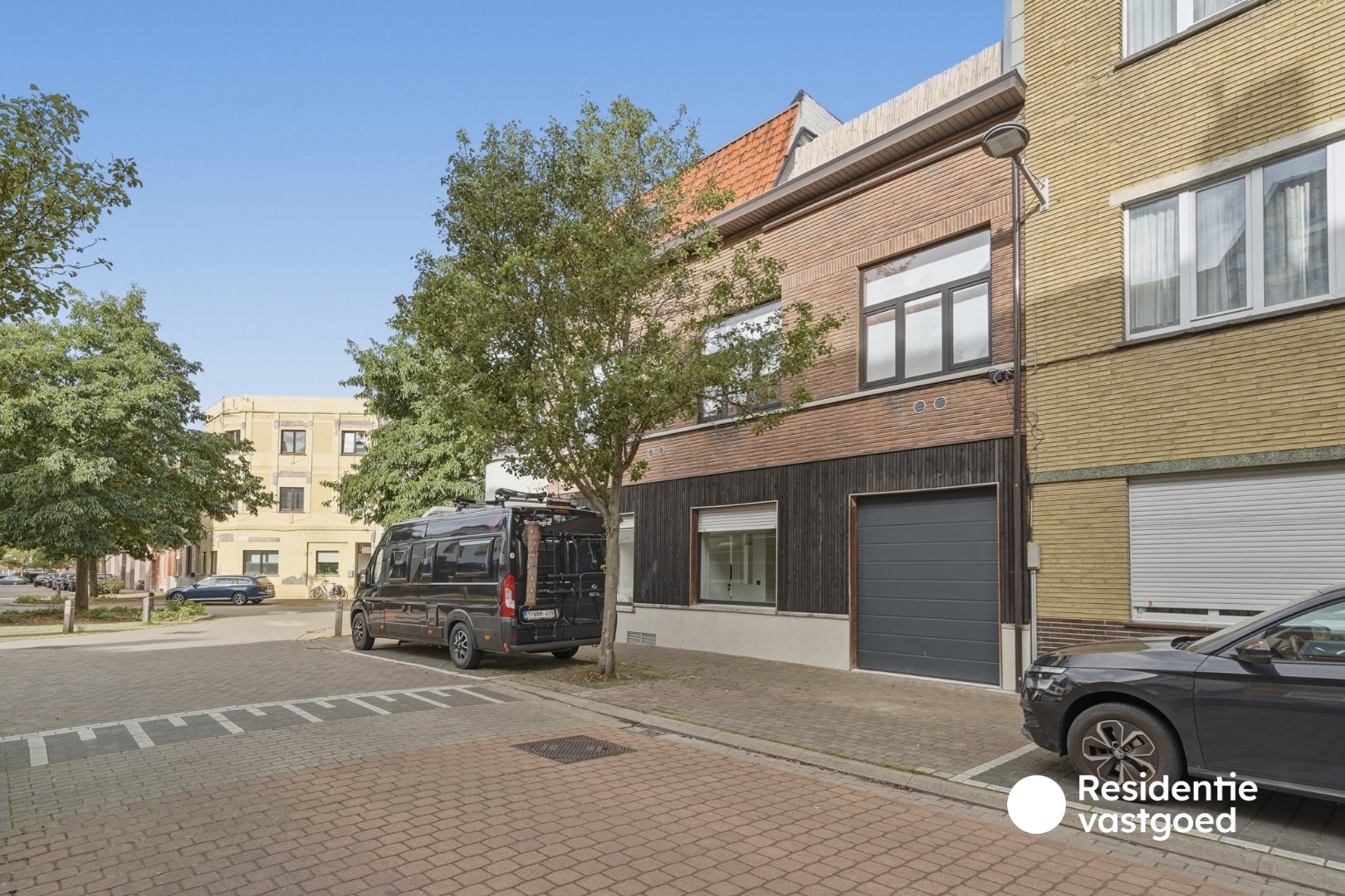 Gelijkvloers en gerenoveerd appartement met garage in Oostende 