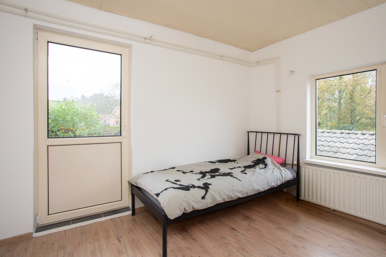 Te renoveren vrijstaande woning met vrijstaand bijgebouw gelegen in het centrum van Netersel. 