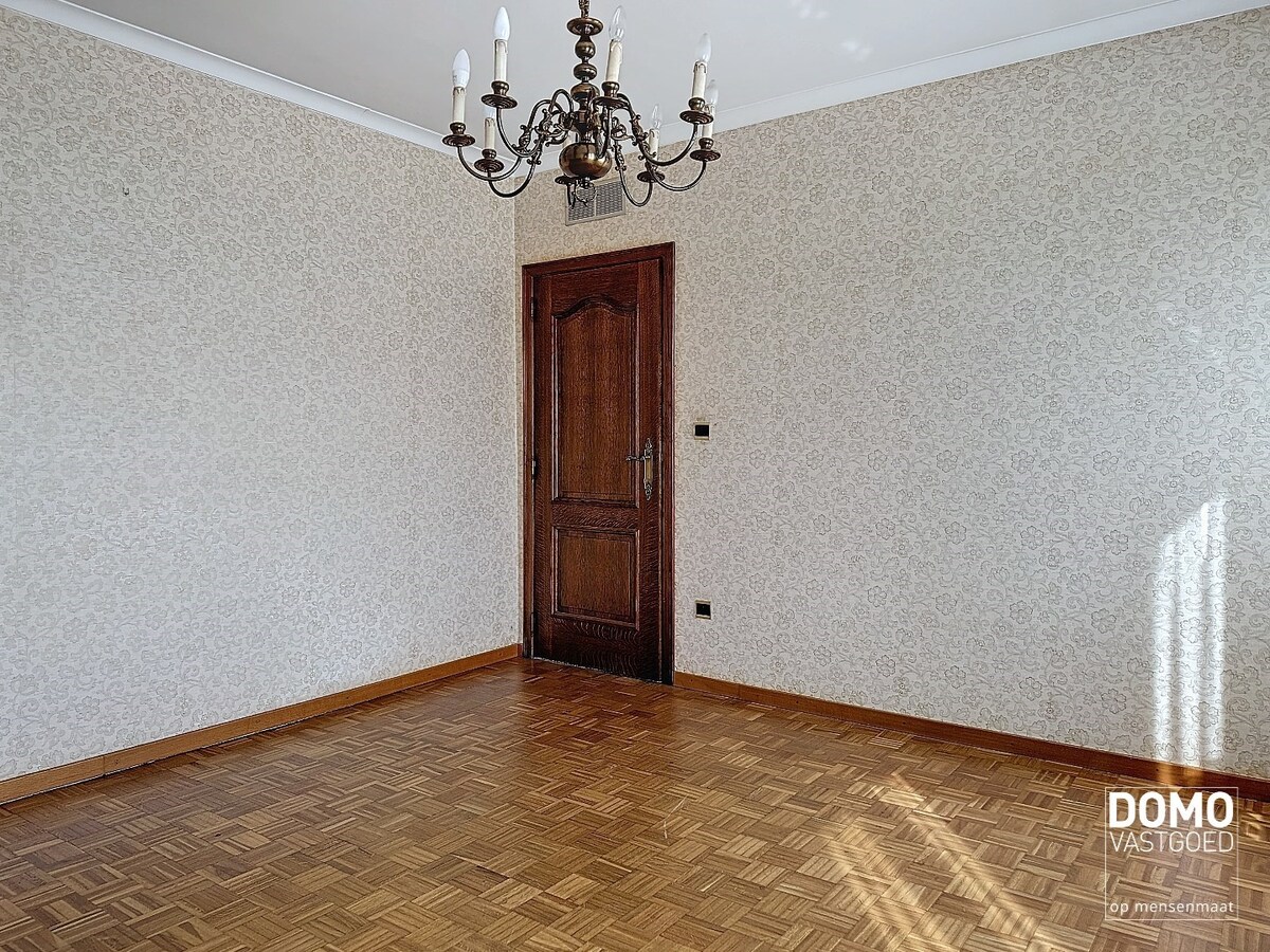 Ruime open bebouwing woning met afgesloten tuin te Kermt. 