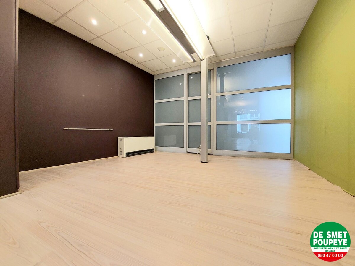 Handelsgelijkvloers met appartement 