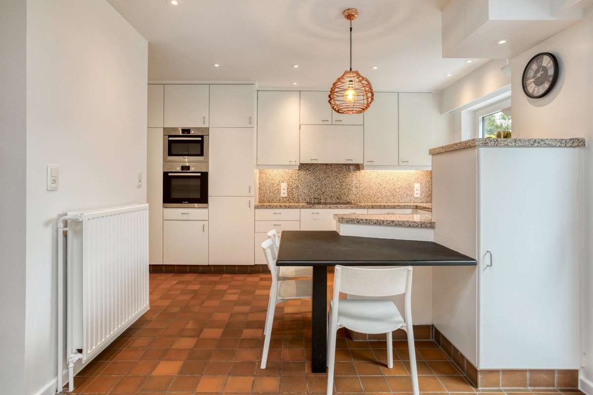 Charmante energiezuinige halfopen bebouwing met 4 slaapkamers, bureau en tuin in centrum Brasschaat 