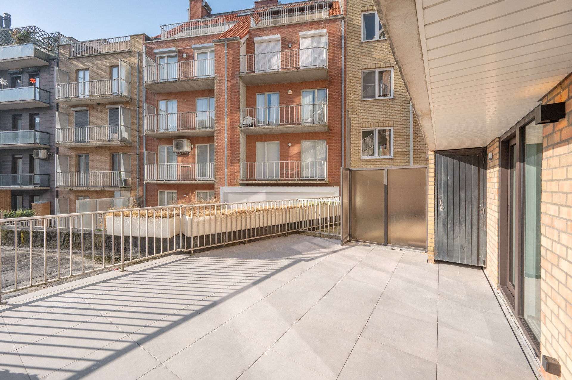Exclusief gerenoveerd appartement met 3 slaapkamers te koop vlak bij het Albertstrand en het Lichtorenplein. 