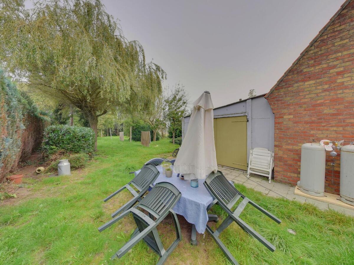 Vrijstaande woning met grote tuin te Jabbeke 