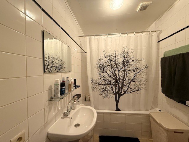 Appartement met 3 slaapkamers gelegen in het centrum van Neeroeteren. 