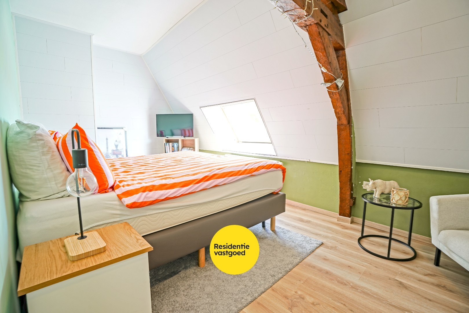 Gezellige rijwoning te huur met 3 slaapkamers en zongerichte tuin met open verzichten. 