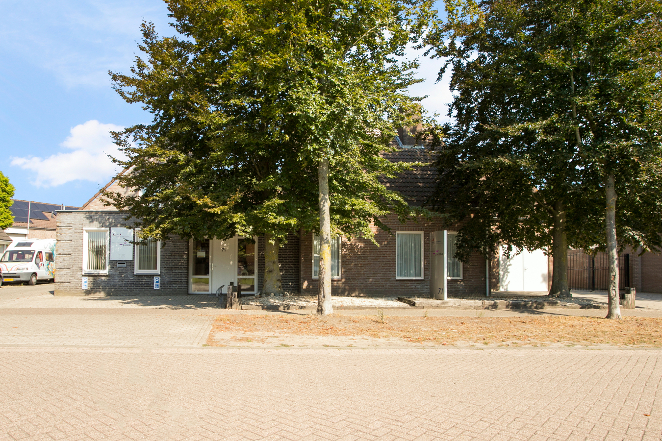 Deze vrijstaande woning met bedrijfsgebouwen staan aan de rand van Reusel tegen het bedrijventerrein. 