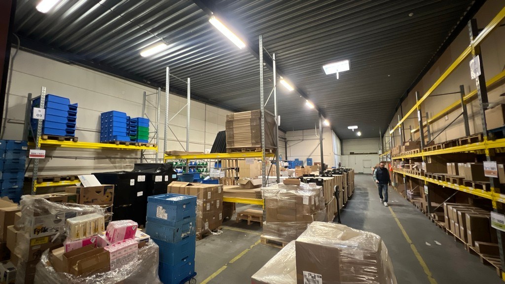 Magazijnen met kantoren te huur in Industriepark Drongen