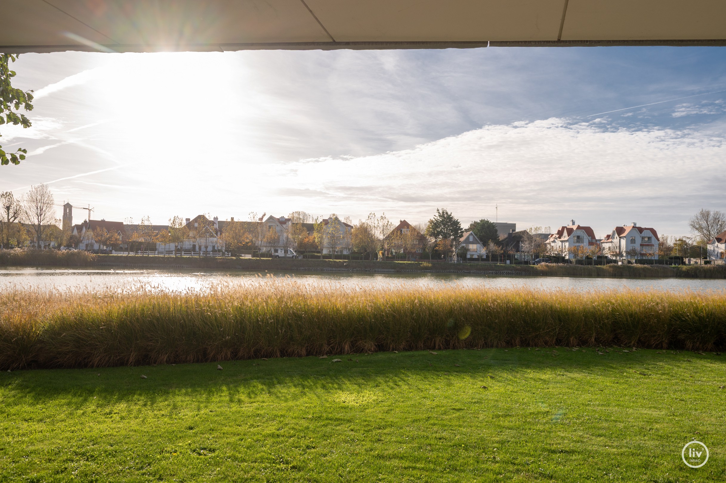 Breed en luxueus afgewerkt tuinappartement met wijde zichten op het meer. 