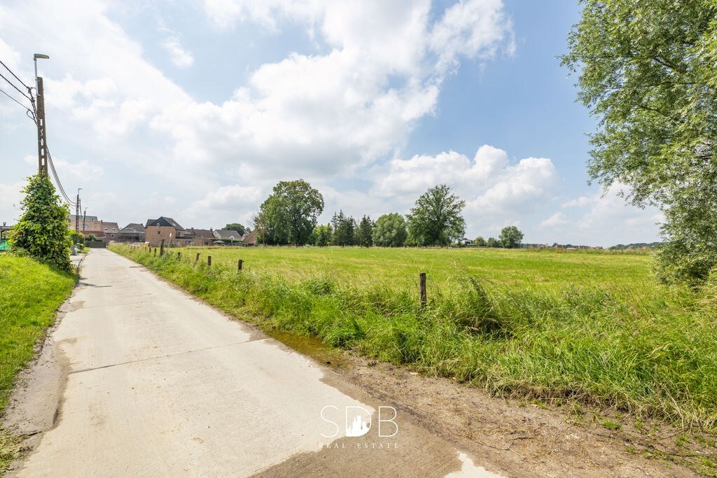 Bouwgrond met gezinstuin en aanpalend grasland op 7.598m² 
