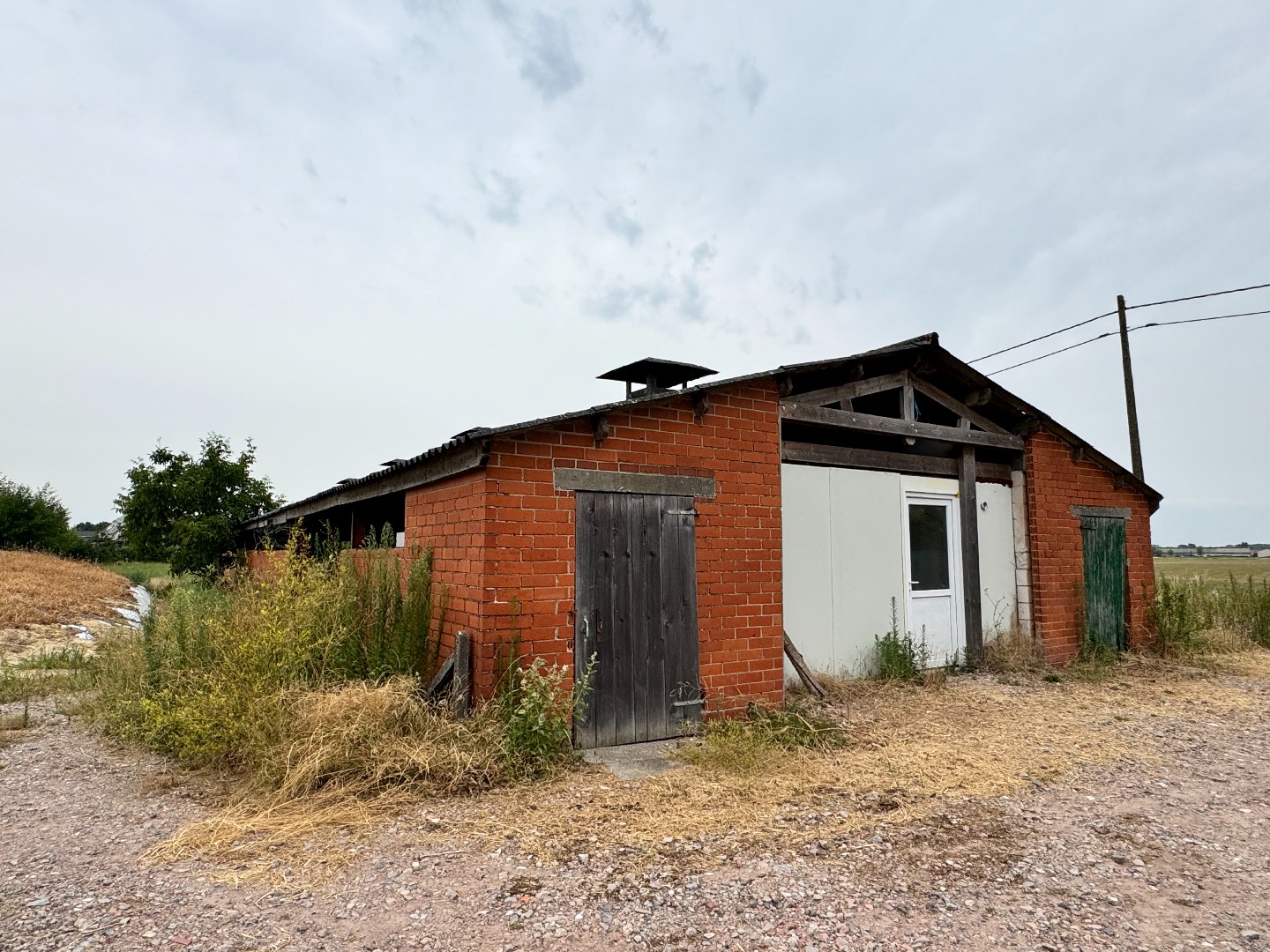 Landelijk gelegen woning met bijgebouwen op 3.850 m². 