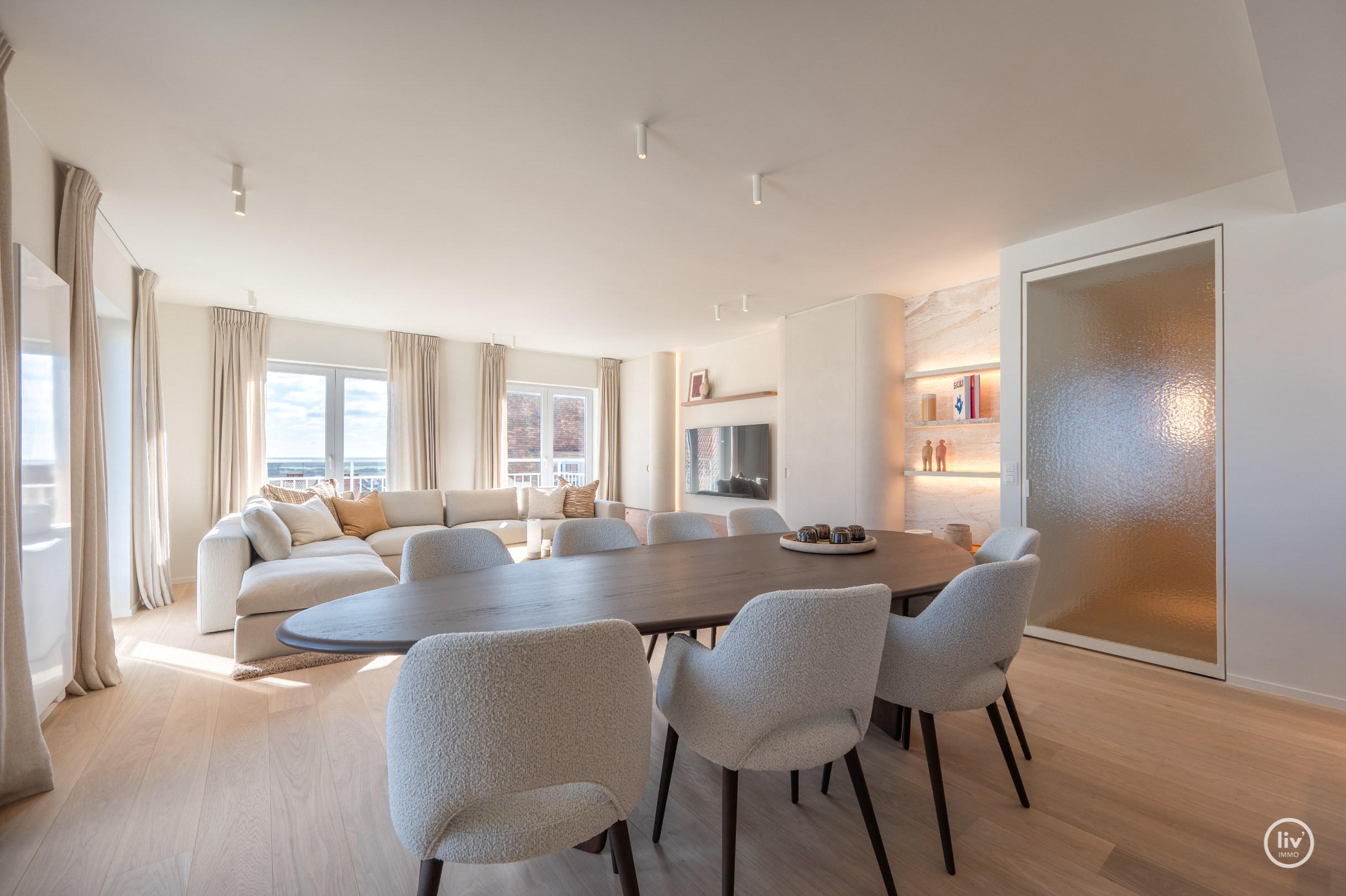 Zeer luxueus gerenoveerd 4 slaapkamer hoekappartement ideaal gelegen te Duinbergen genietend van zeezicht. 