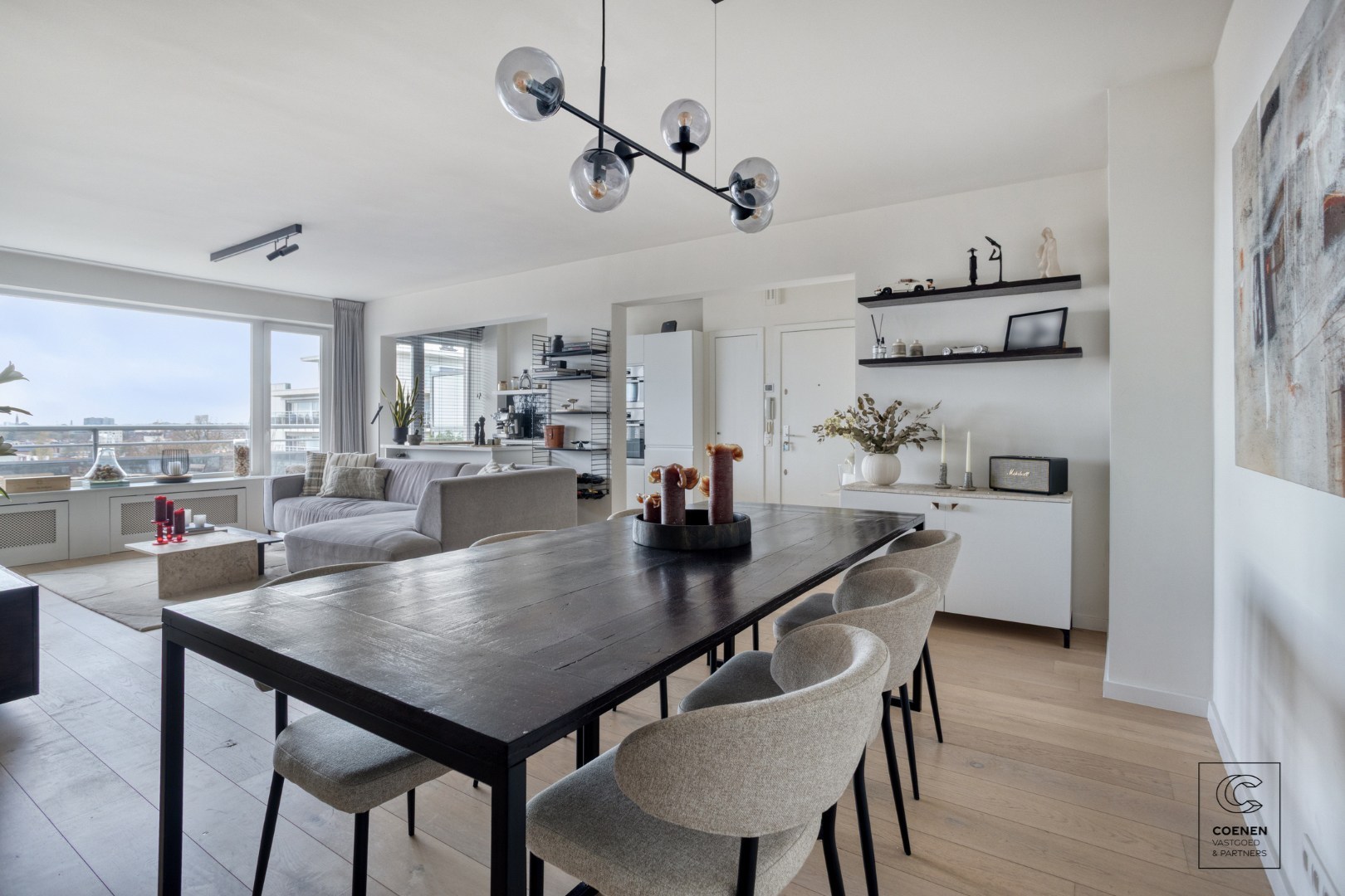 Stijlvol gerenoveerd appartement met 2 slaapkamers &amp; zonnig terras op toplocatie te Berchem 