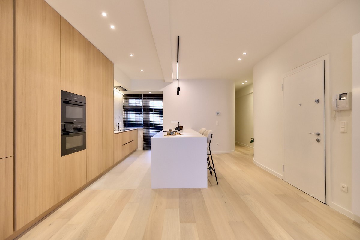 Appartement entièrement rénové avec 4 chambres, situé au centre de Knokke, près de l'avenue Dumortier, avec vue latérale sur la mer. 