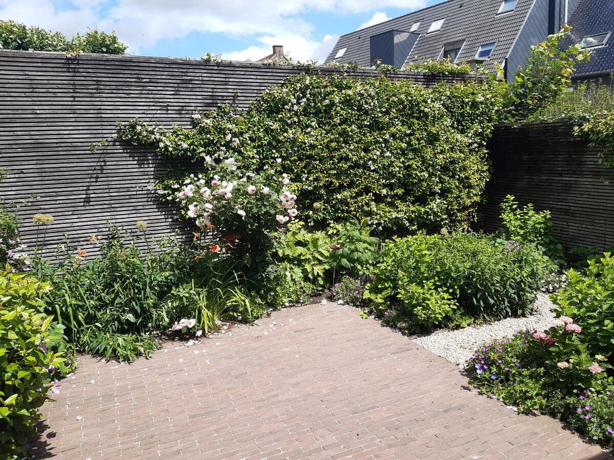 Goed gelegen woning met terras en tuintje. 