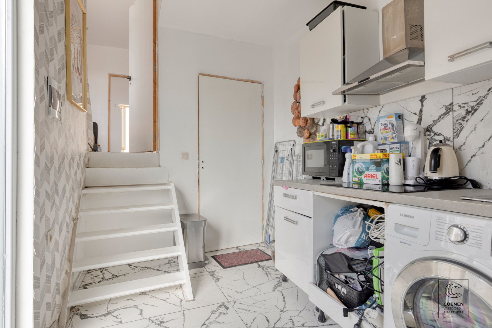 Ruime handelswoning, momenteel ingericht als handelsruimte en 2 appartementen op goede ligging te Antwerpen! 