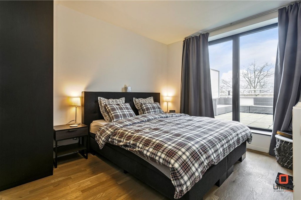 Lichtrijk en modern tweeslaapkamer appartement met groot terras in Oostakker 