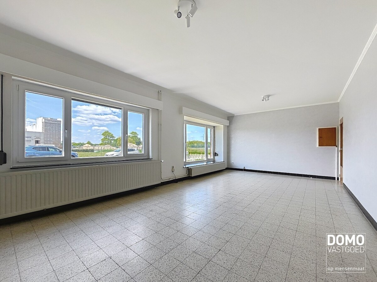 RUIME WONING MET TUIN, GARAGE &amp; 3 SLAAPKAMERS RUSTIG GELEGEN LANGS HET KANAAL MET EPC C TE BERINGEN 