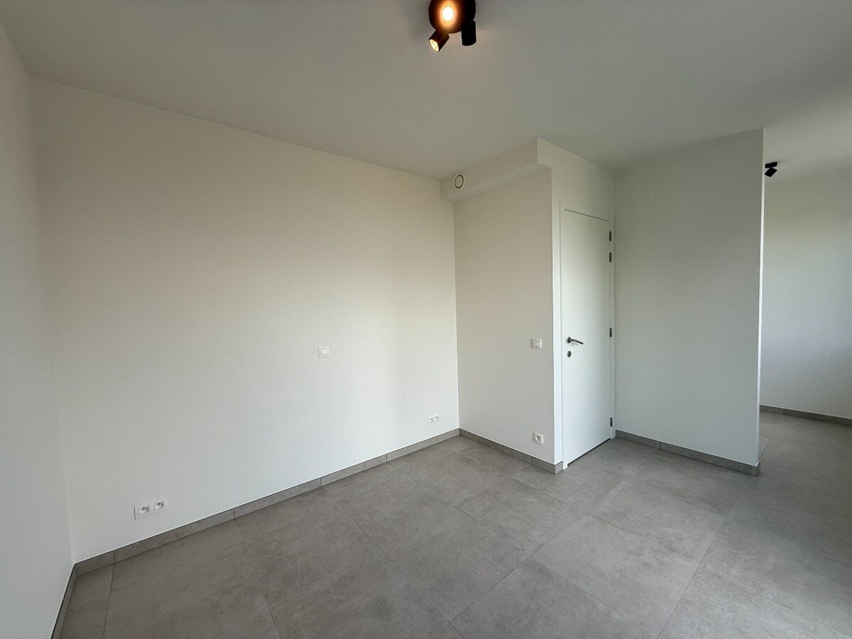 Nieuwbouwappartement met autostandplaats te Izegem 