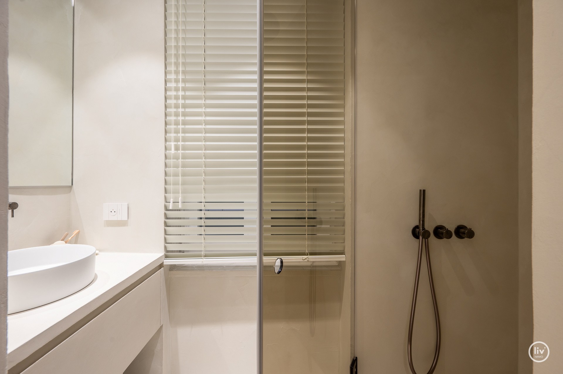 Magnifique appartement rénové avec une vue imprenable sur la mer, idéalement situé sur la digue du Zoute, à proximité de la place Albert. 