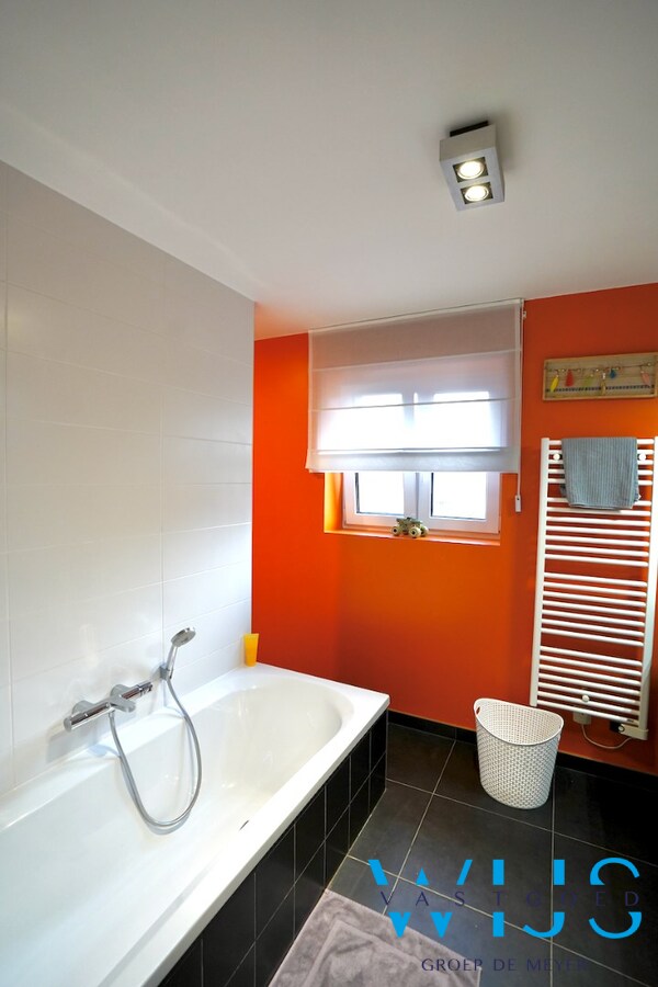 Enorm energiezuinig woonhuis in halfopen bebouwing te Eeklo ! 