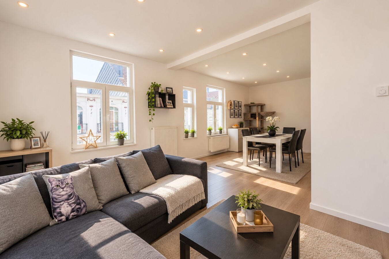 LICHTRIJK EN INSTAPKLAAR TWEESLAAPKAMERAPPARTEMENT OP TOPLOCATIE 
