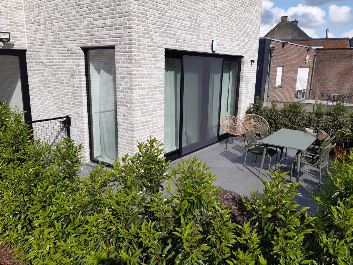 Gelijkvloers appartement met terras. 