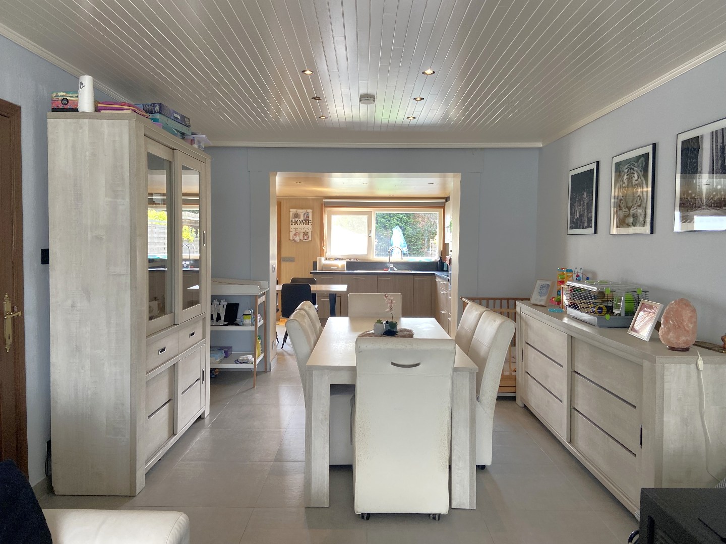 Instapklare en gerenoveerde gezinswoning op goeie centrale ligging! 