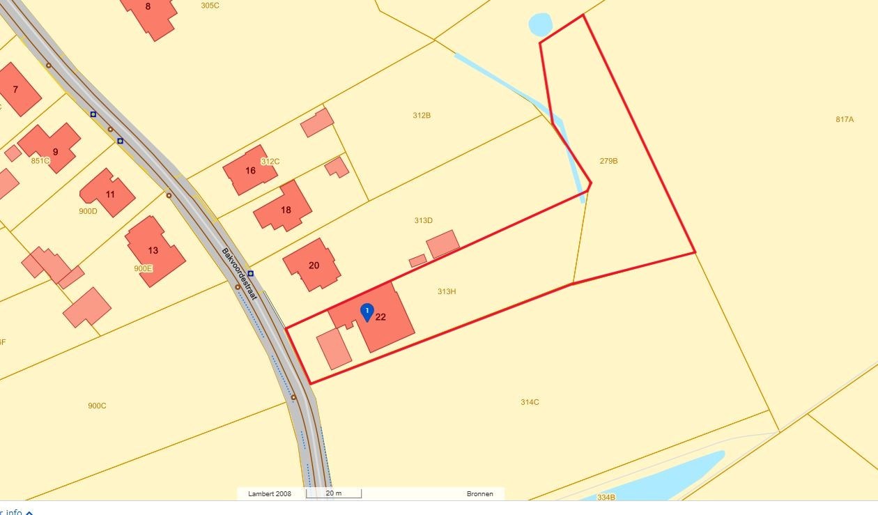 Landelijke hoeve-woning op ruim perceel, met weide en stallingen. 