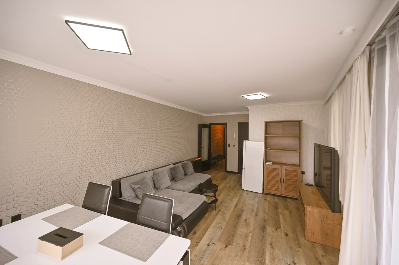 KNAP GELIJKVLOERS APPARTEMENT OP TOPLIGGING 