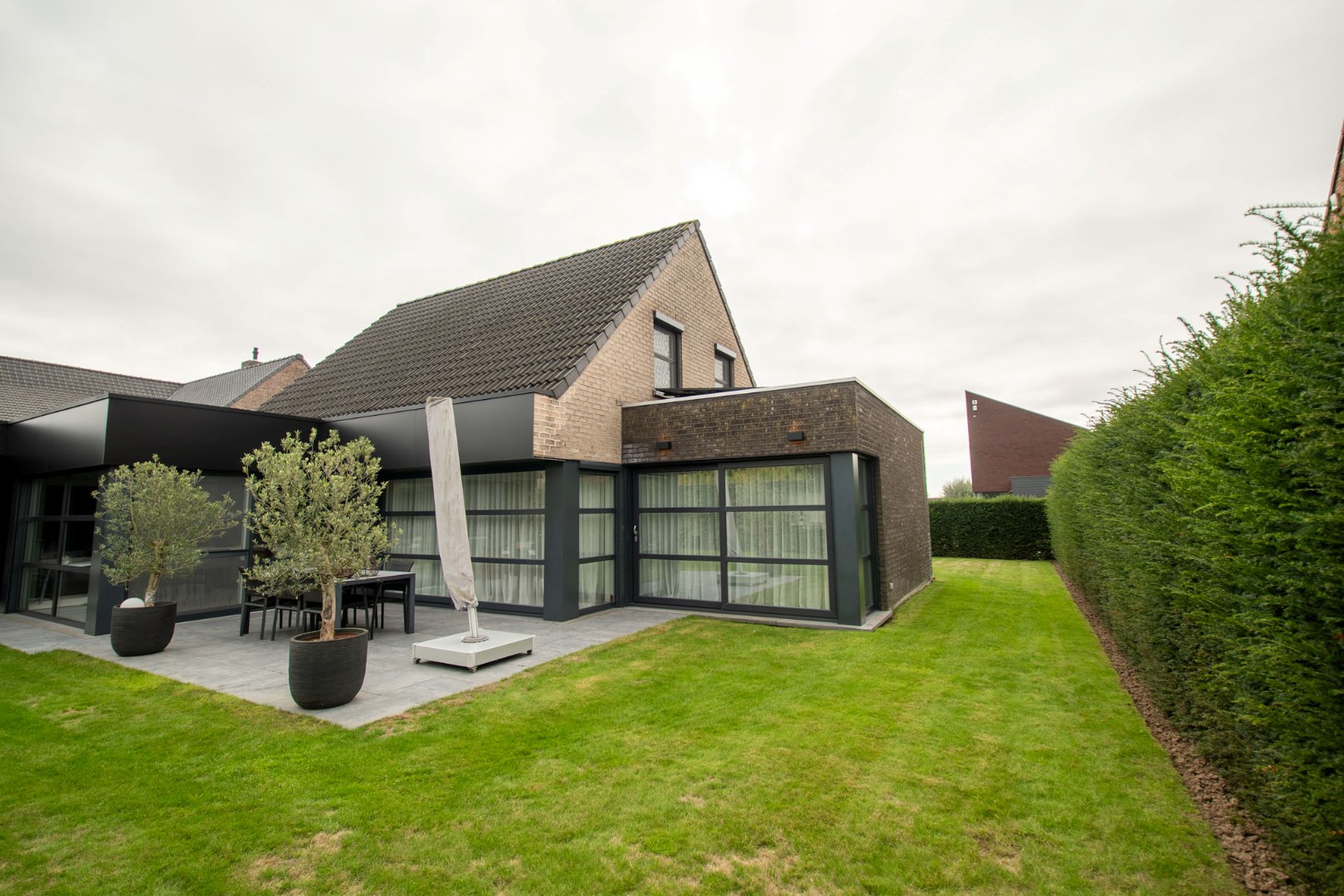 Verrassend luxueus afgewerkte woning met tuin en garage 