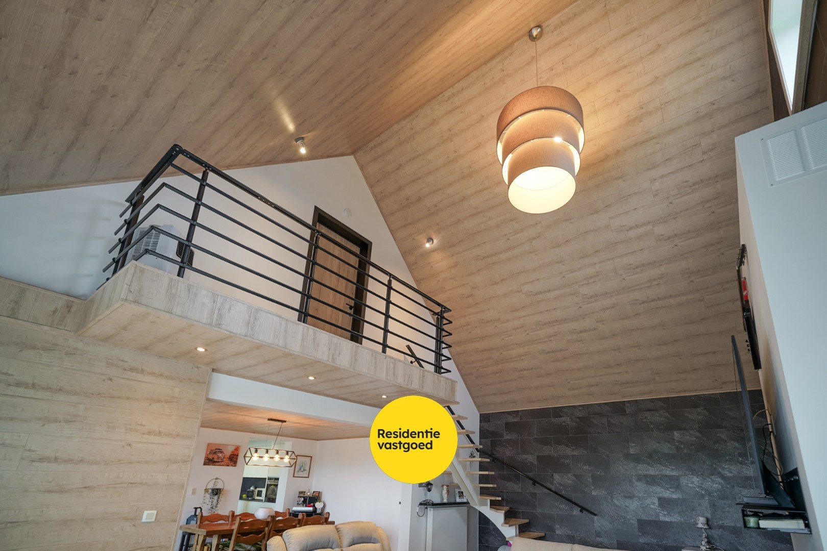 Alleenstaande woning op ruim perceel met vernieuwd woongedeelte en loods (80 m²) 