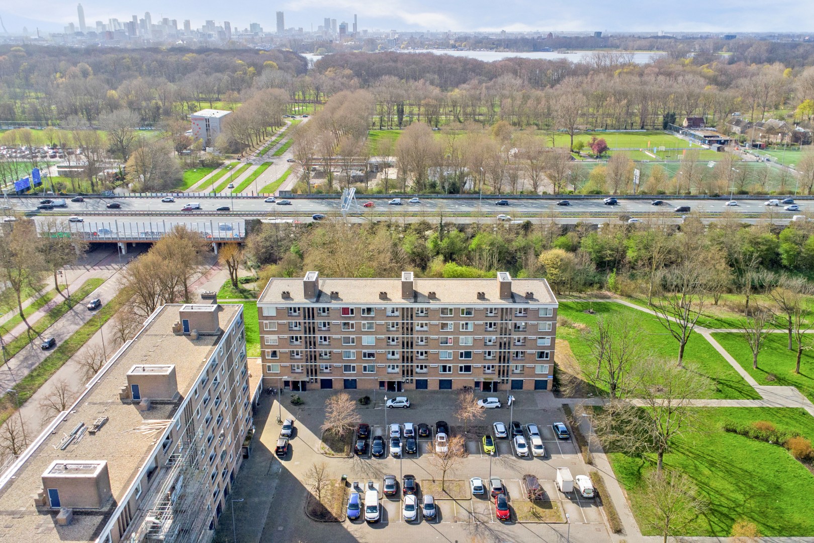 Zonder klussen te betrekken, instapklaar 3-(voorheen 4) kamer appartement met moderne keuken en badkamer, 2 balkons, berging in de onderbouw en gelegen op eigen grond! 