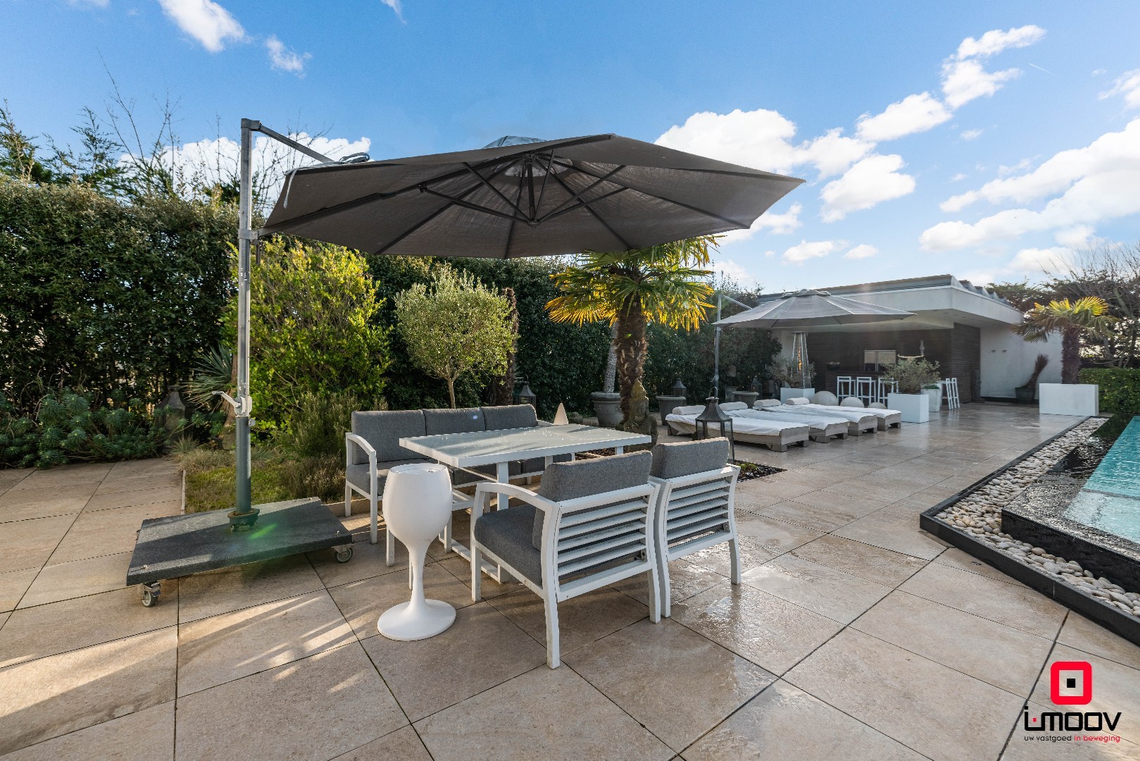 Exclusieve villa met infinity pool en resortgevoel op topligging in Mariakerke 