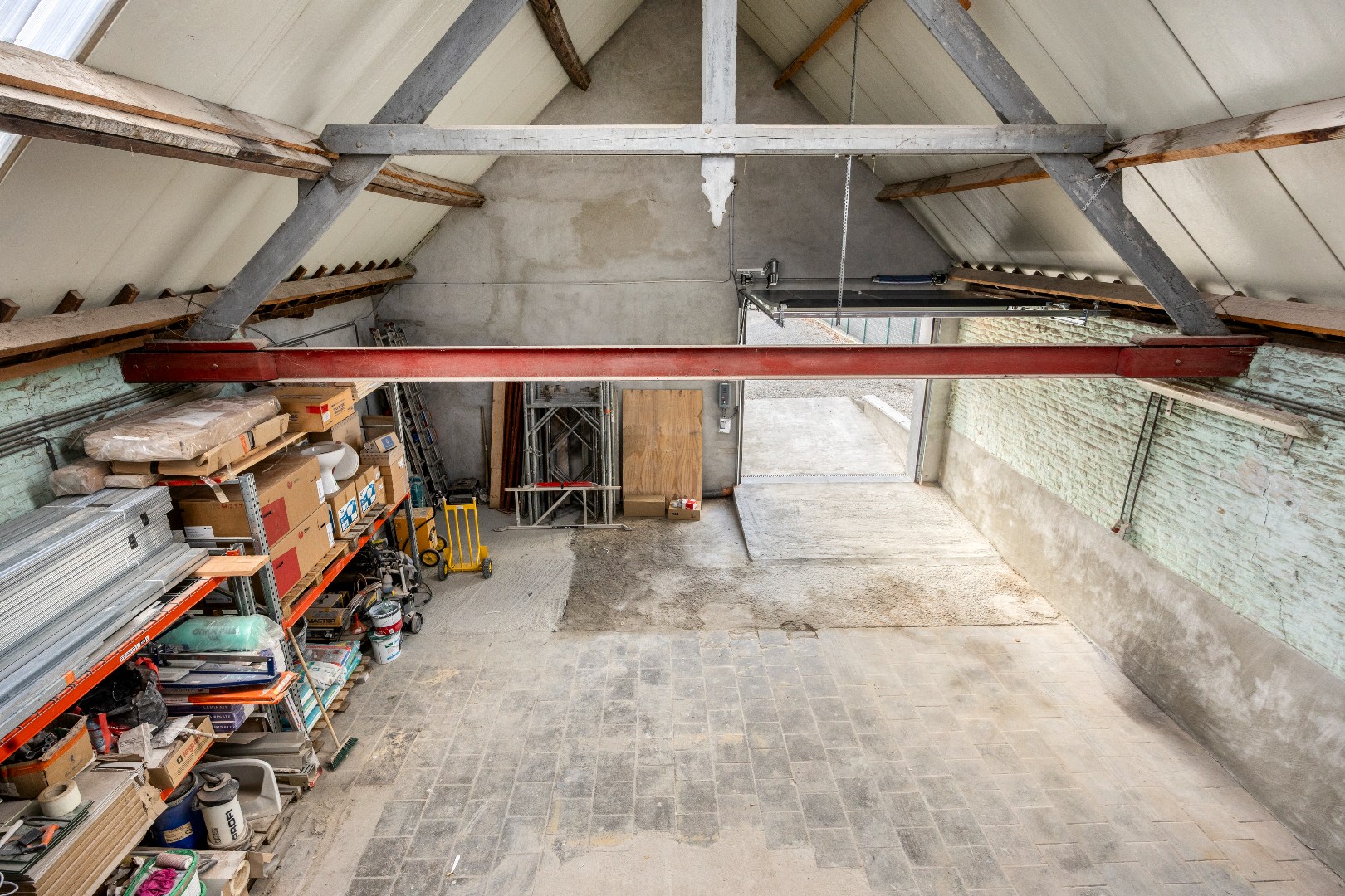 Vernieuwde loods en vergunde bouwgrond voor halfopen bebouwing te Lembeek 