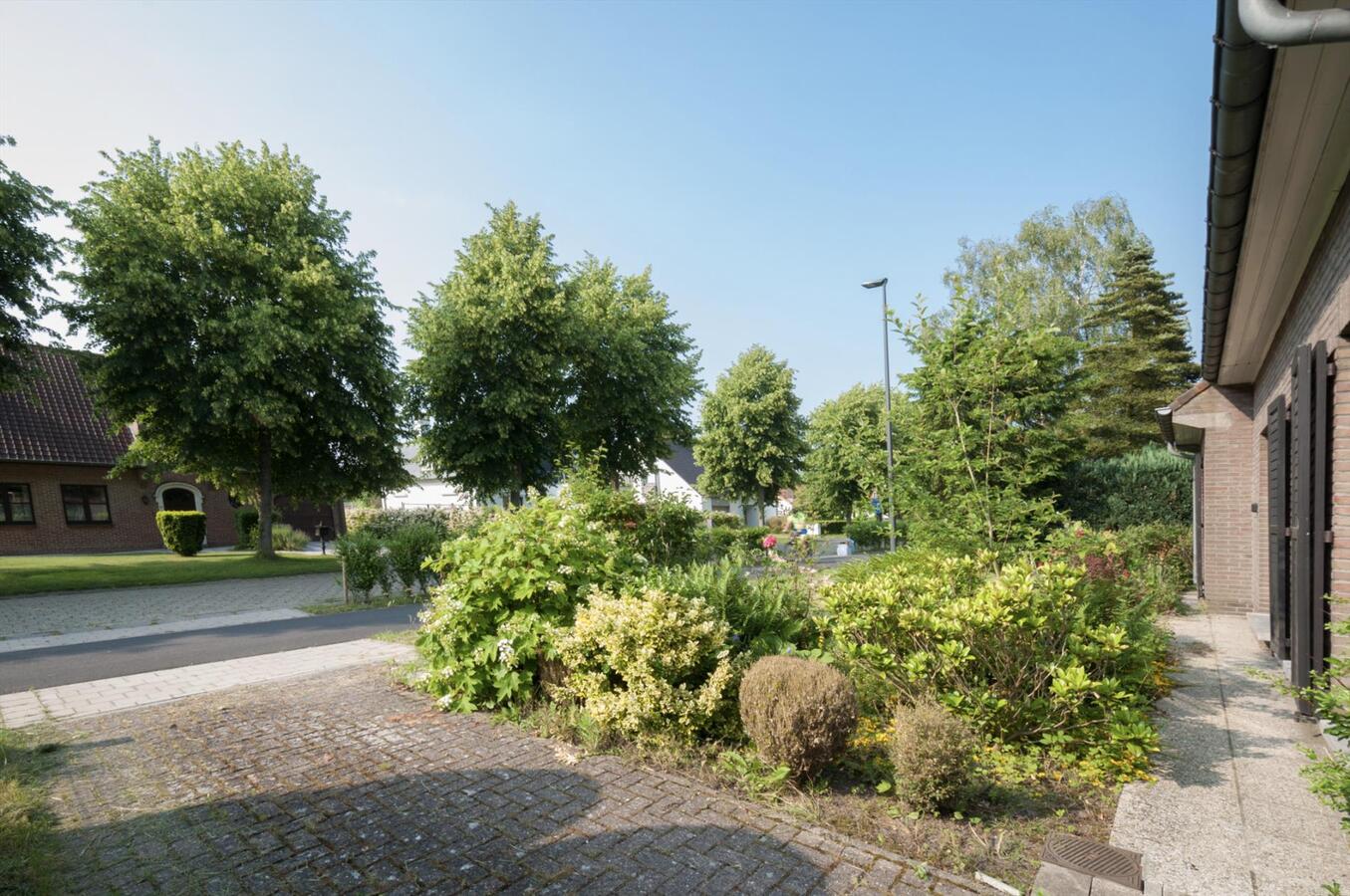 Ruime woning met prachtige tuin en open zicht 