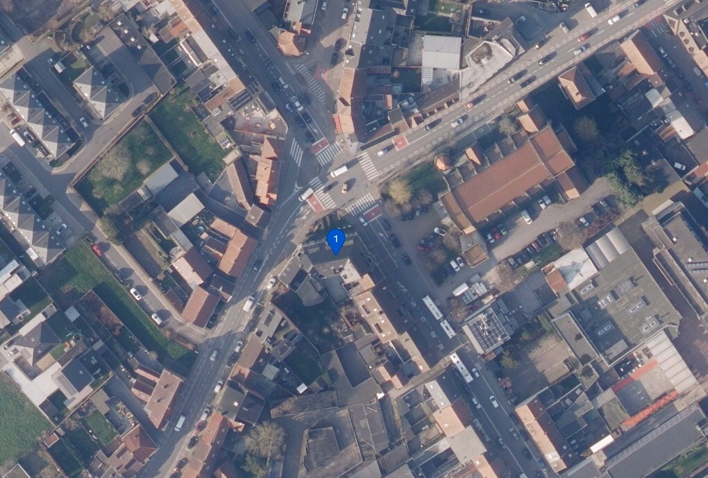 Nabij station gelegen kantoor, met goede visibiliteit op belangrijk kruispunt 