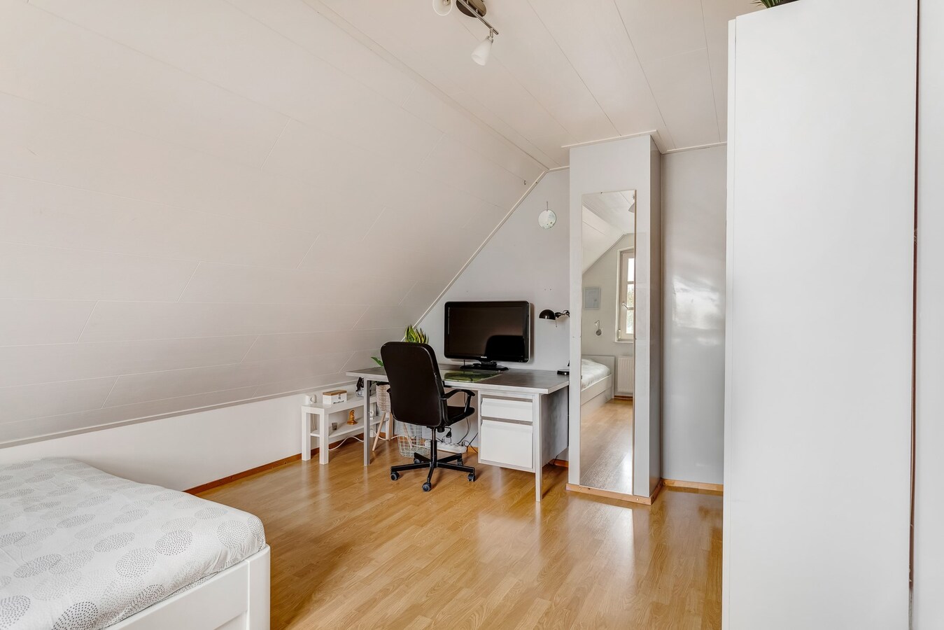 Vrijstaande woning met inpandige garage gelegen op een perceel van 784 m2 te Arendonk. 